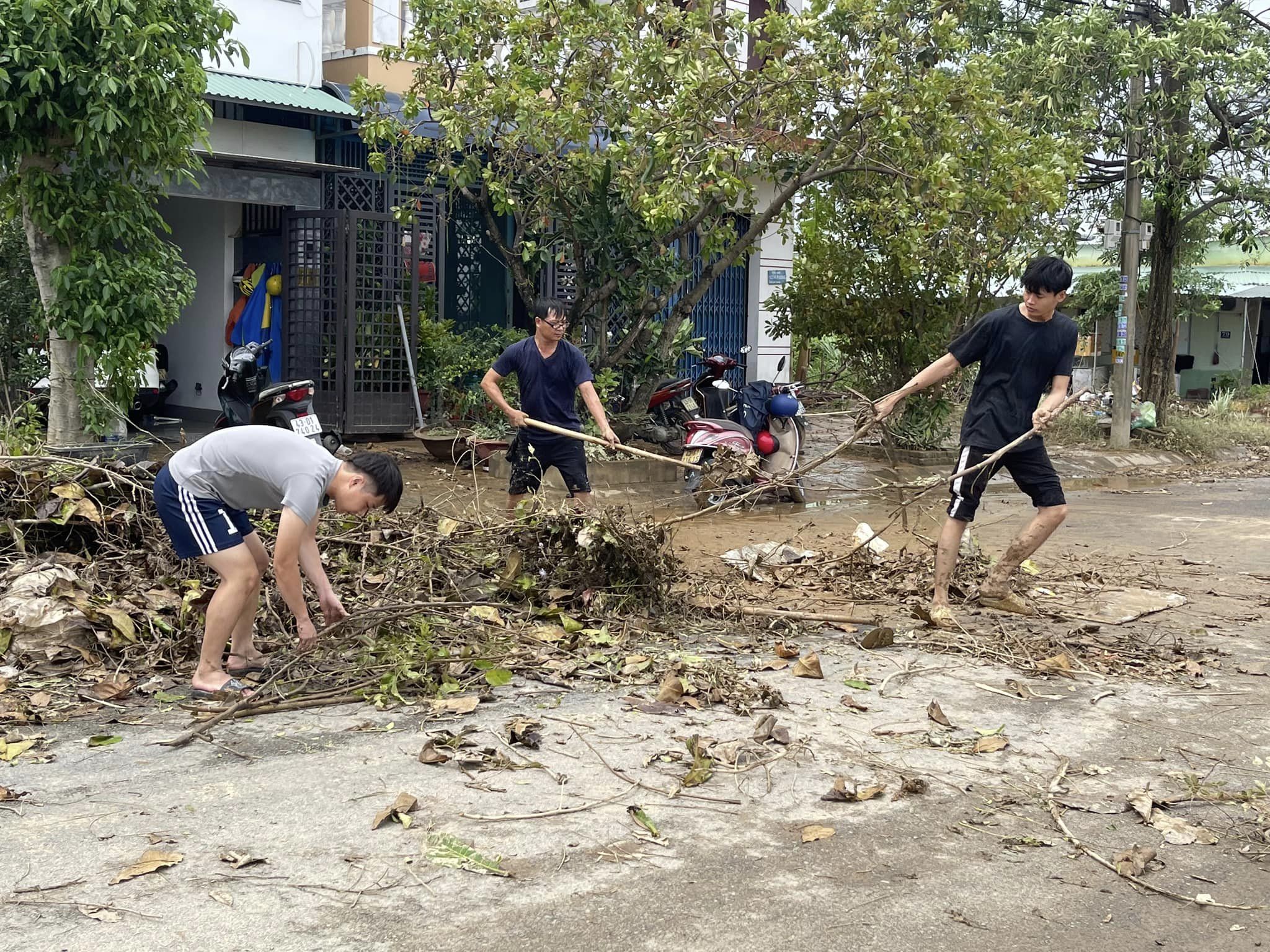 Sau mưa lũ lịch sử, người dân Đà Nẵng tất bật dọn dẹp bùn đất